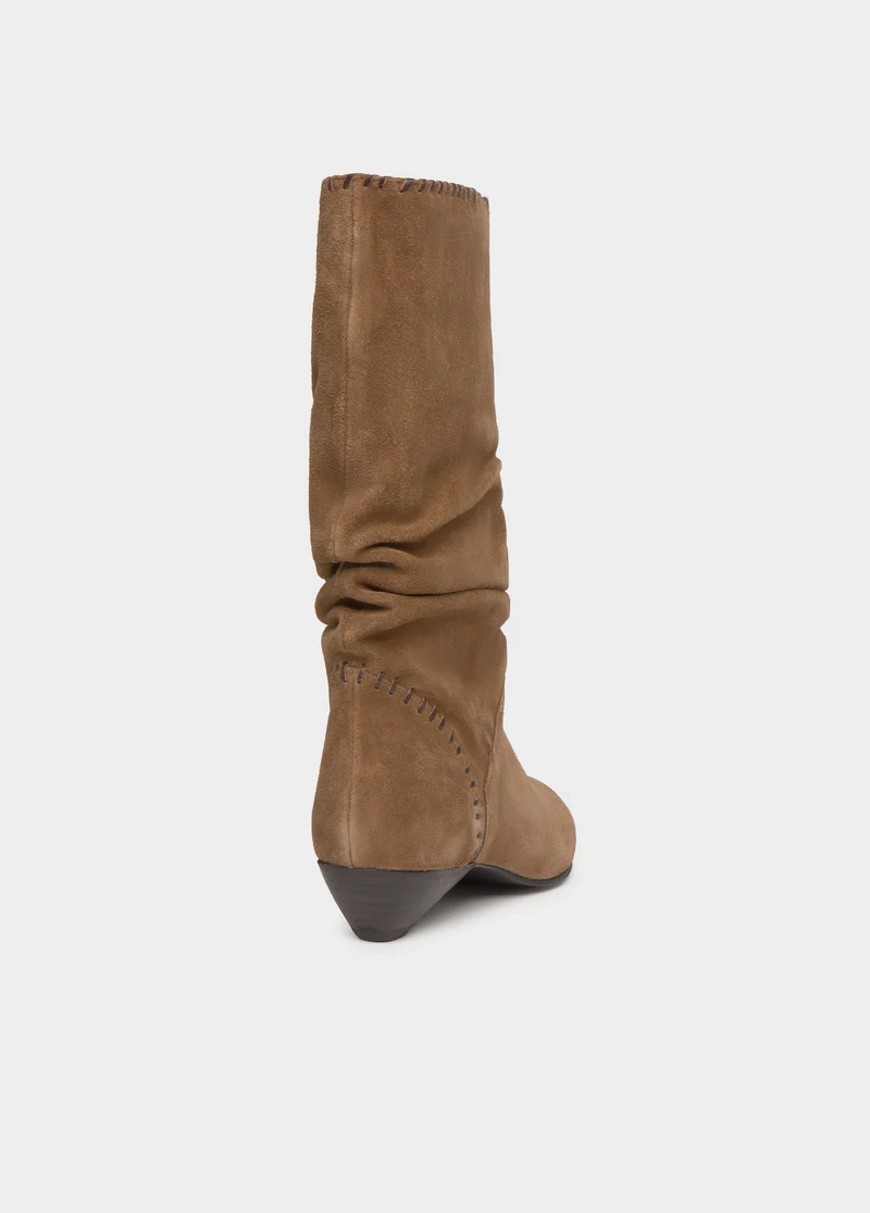 Slouchy boots with kitten heel