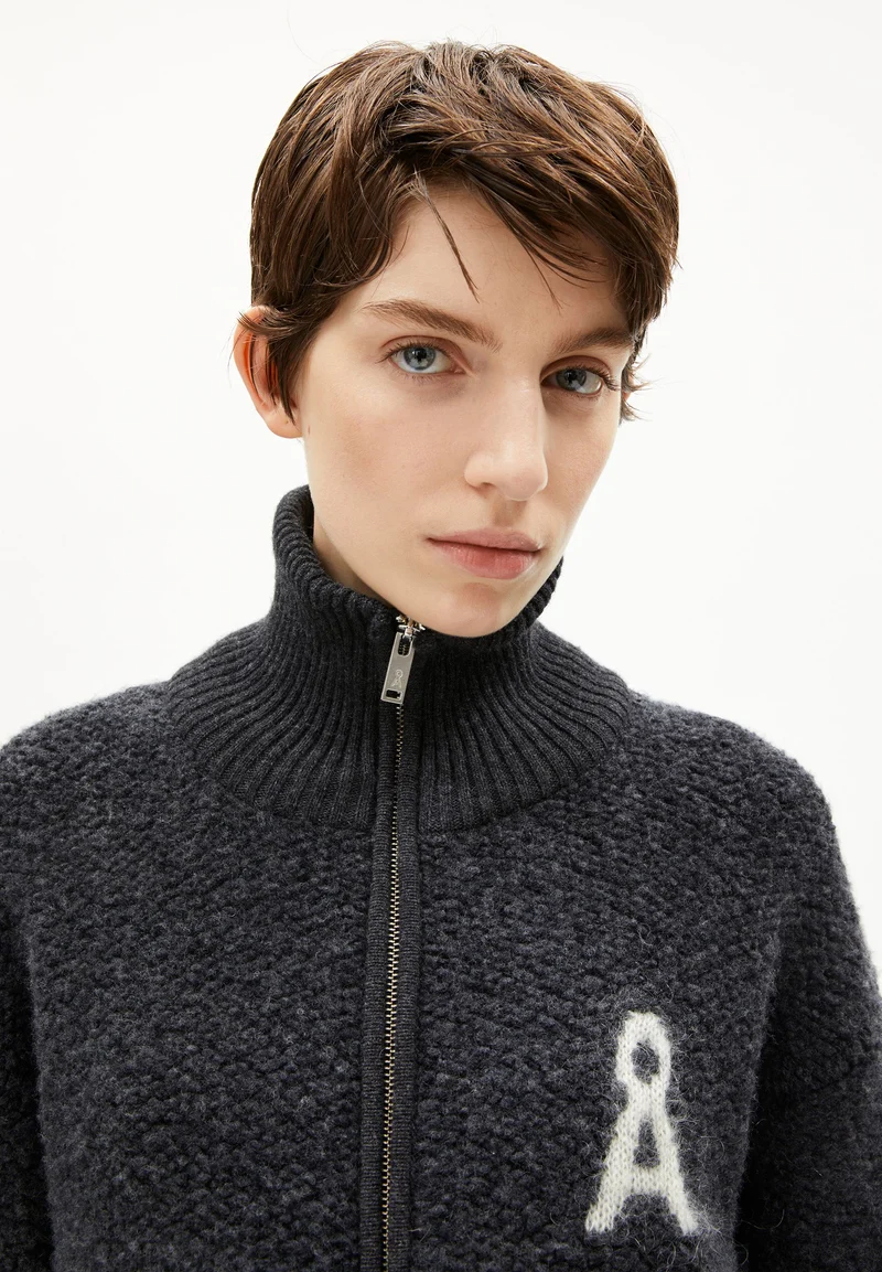 ICONIC Å BOUCLÉ-STRICKJACKE | steel melange-oatmilk