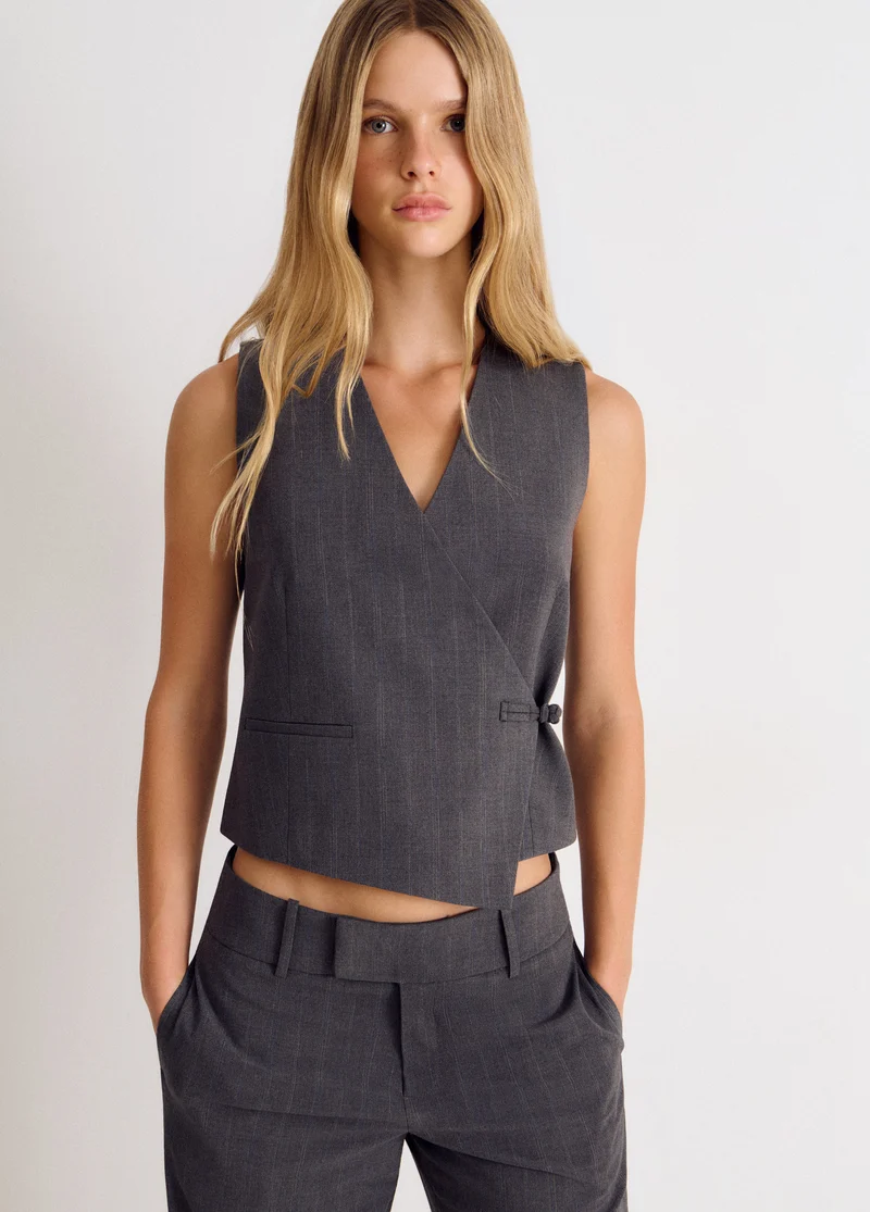 Wrap vest with toggle fastenings