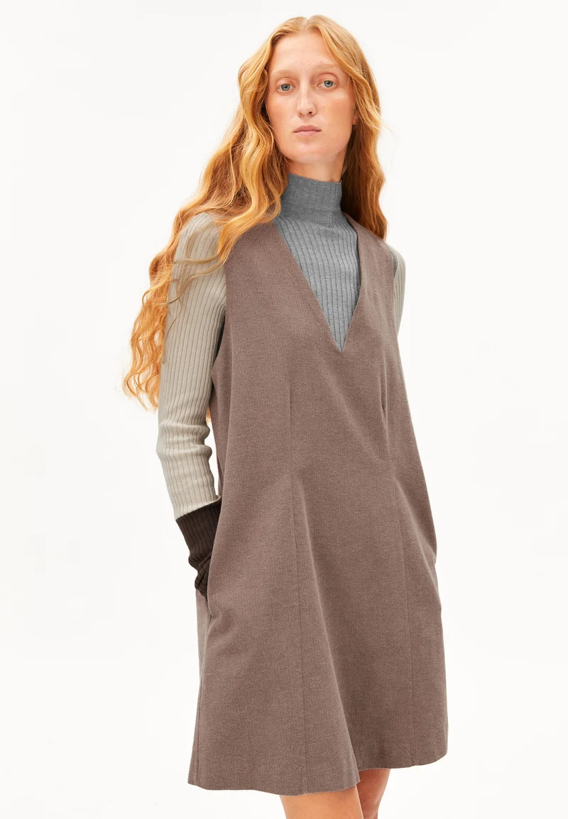 PINAAFO HERRINGBONE KLEID | claystone-soft nougat