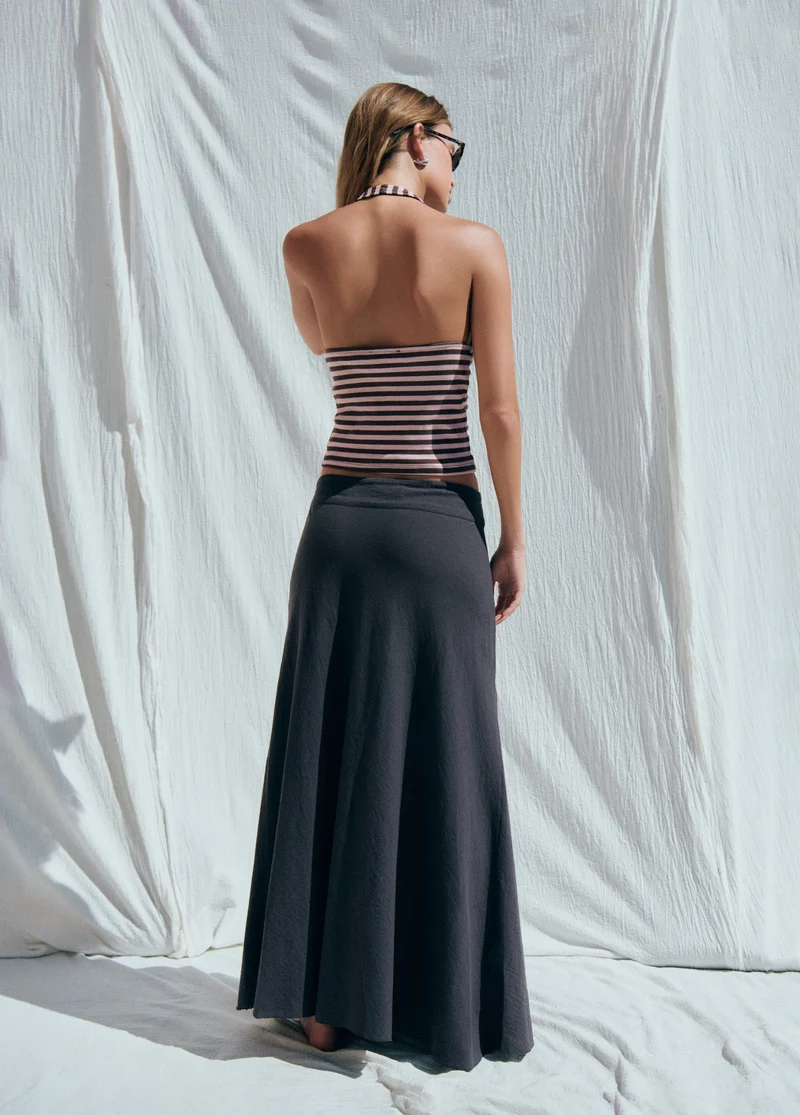 Long skirt waist detail