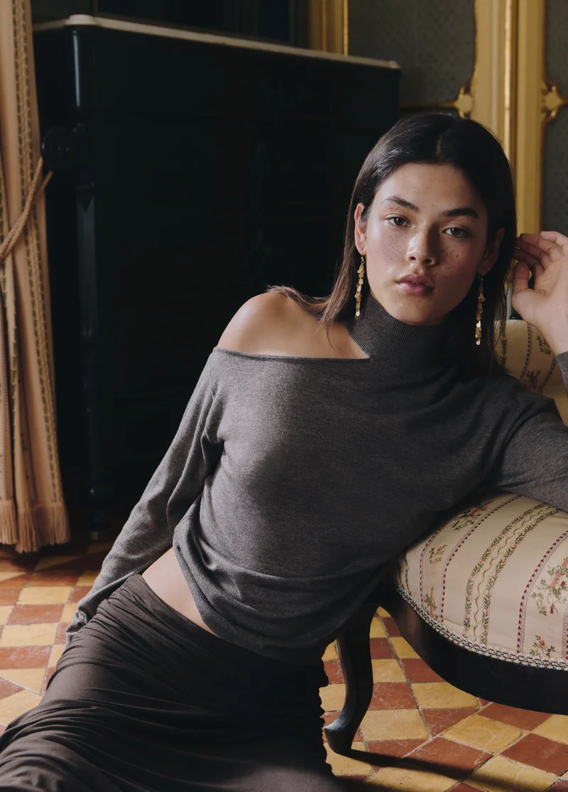 Fine cut-out sweater