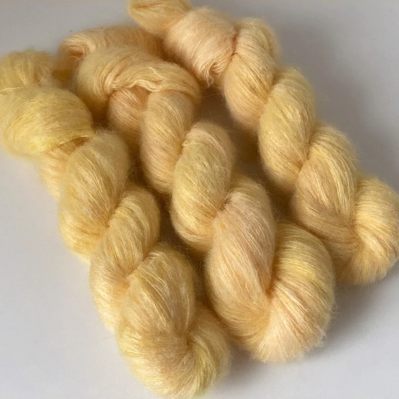 Handgefärbte Kidmohair mit Polyaimid.