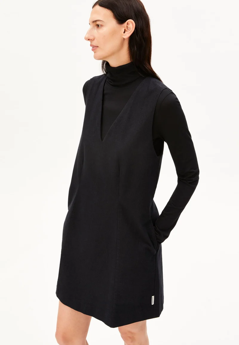 PINAAFO HERRINGBONE KLEID | dark steel-black