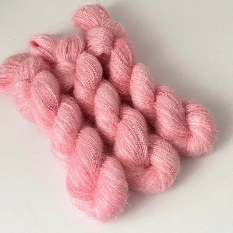 Handgefärbte Kidmohair mit Polyamid.