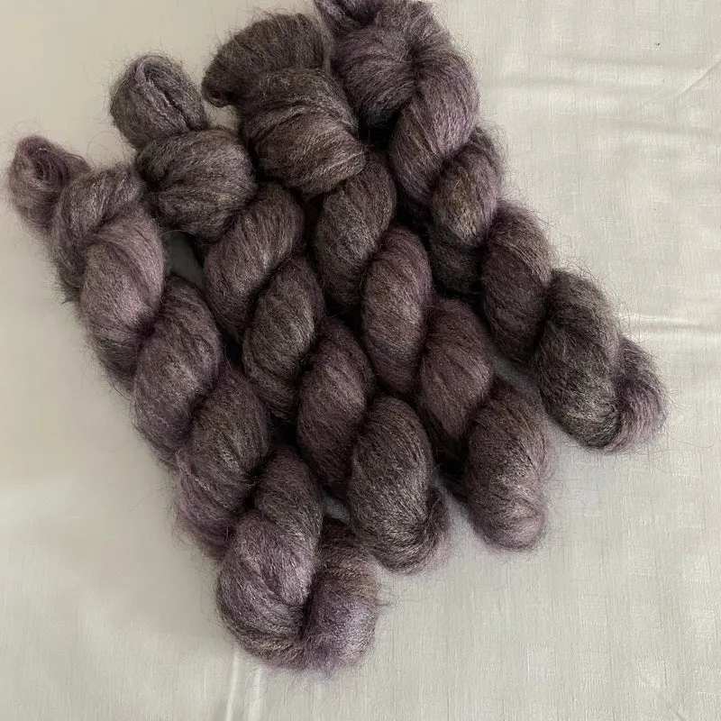 Handgefärbte Kidmohair mit Polyamid.