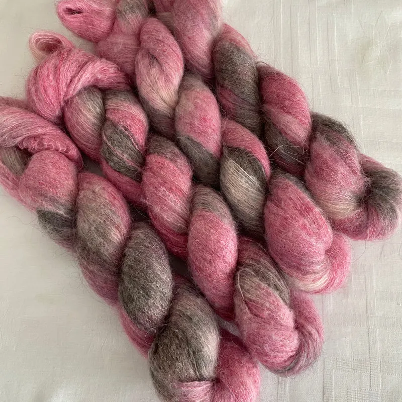 Handgefärbte Kidmohair mit Polyaimid.