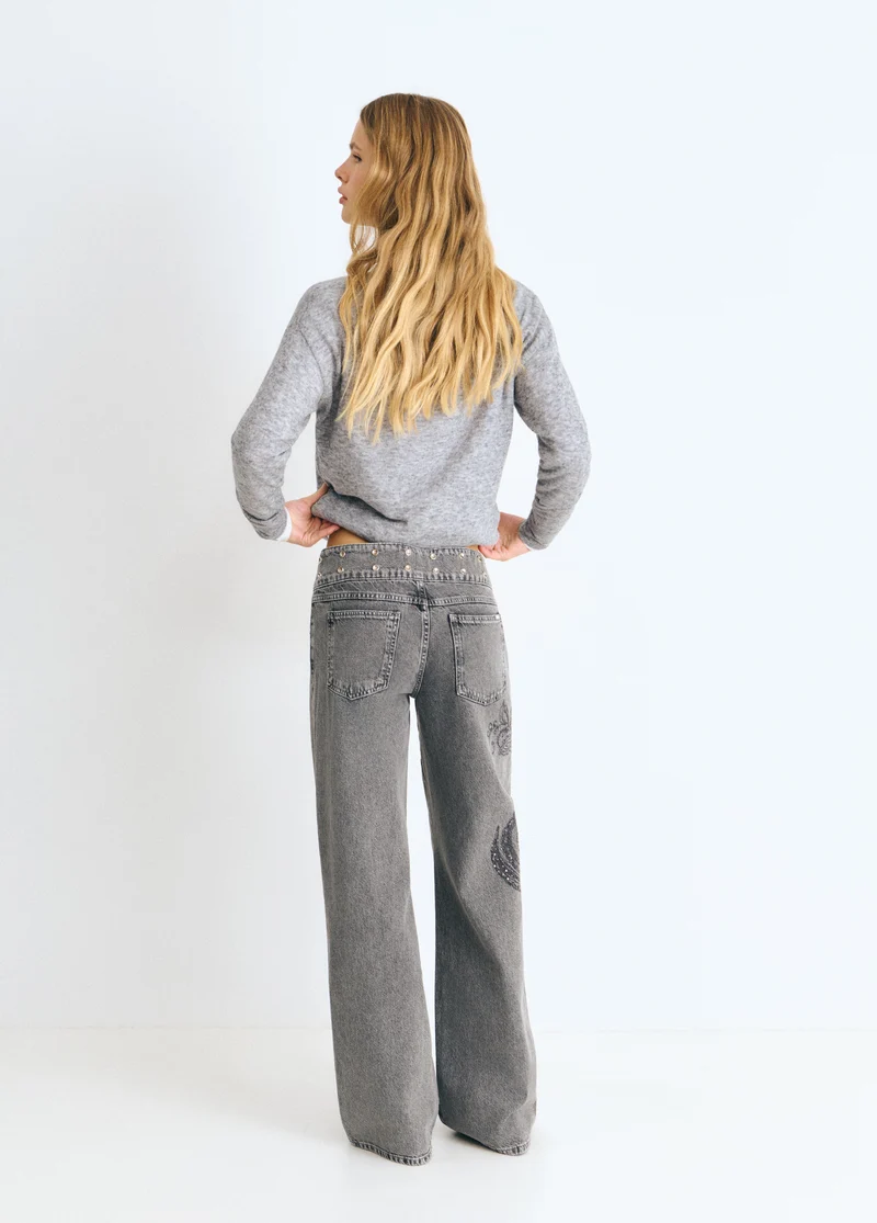 Jeans with a studded, embroidered waistband