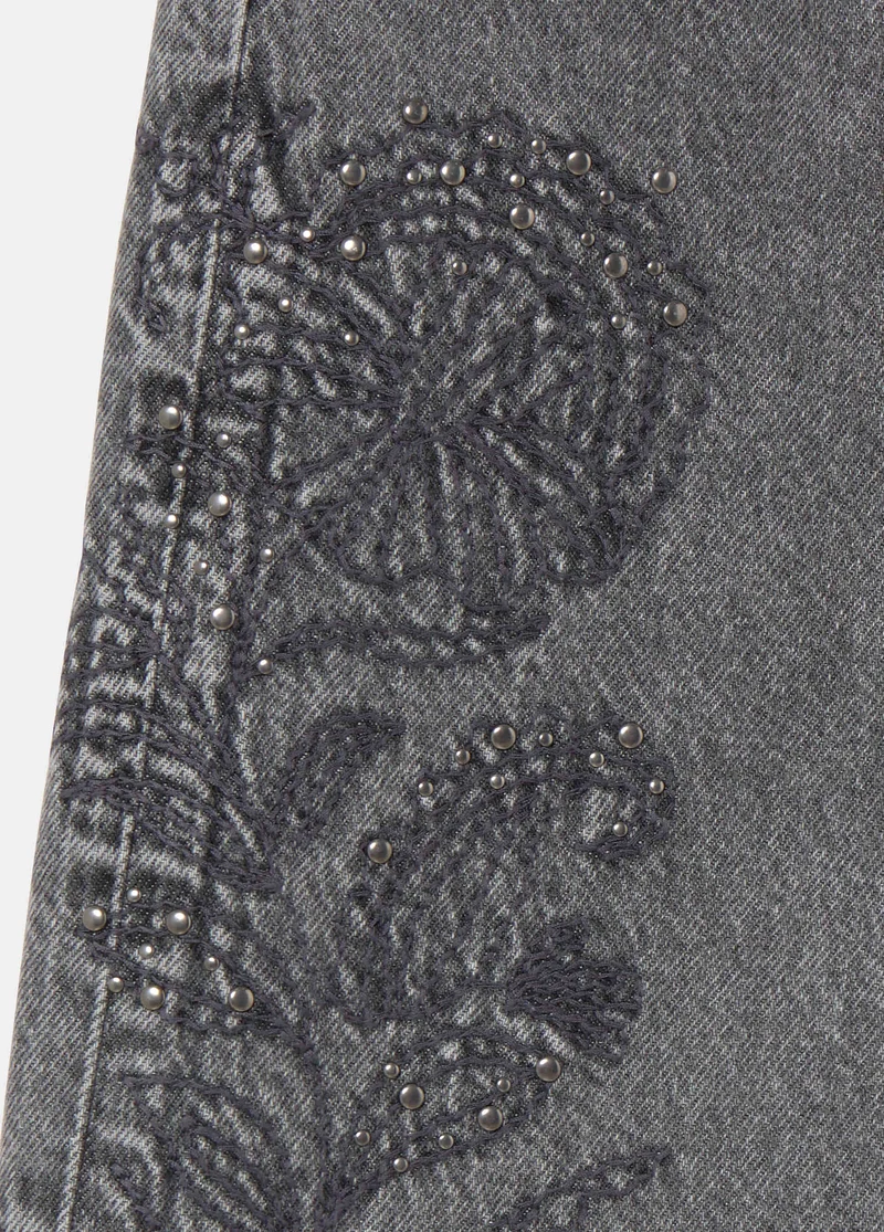 Jeans with a studded, embroidered waistband