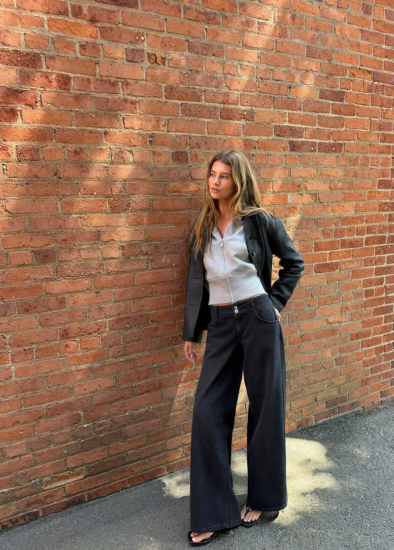 Wide-waist jeans