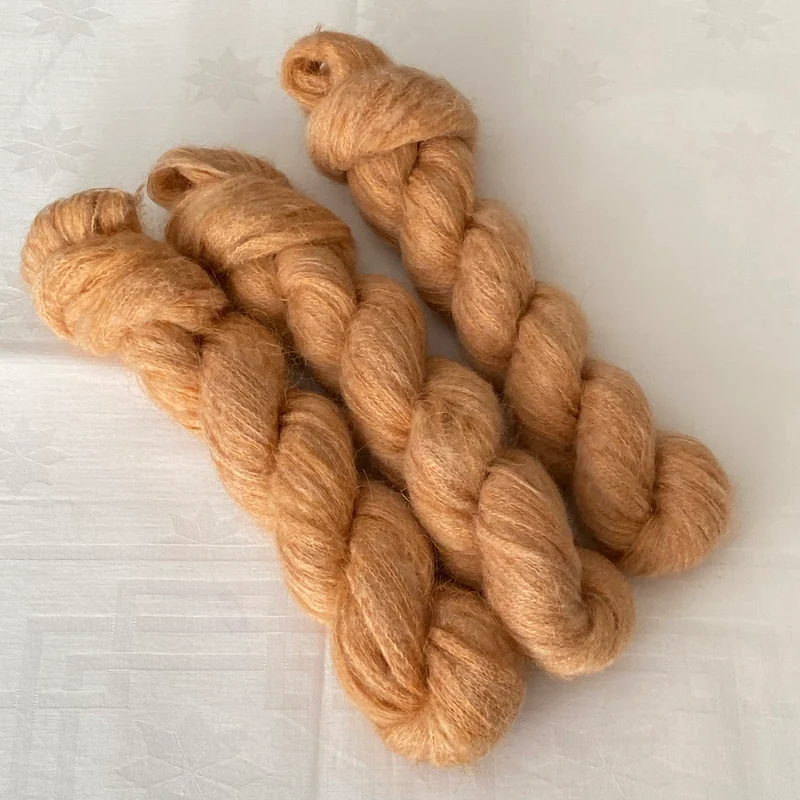 Handgefärbte Kidmohair mit Polyamid.