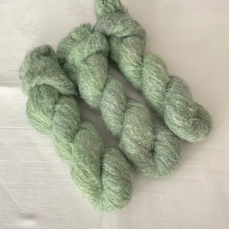 Handgefärbte Kidmohair mit Polyamid.