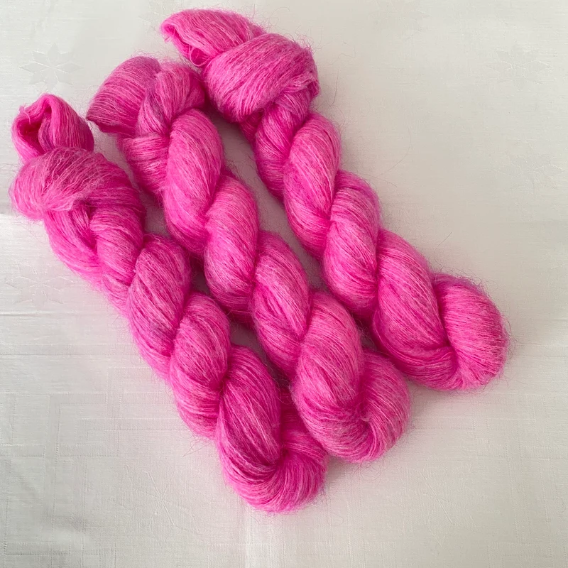 Handgefärbte Kidmohair mit Polyamid.