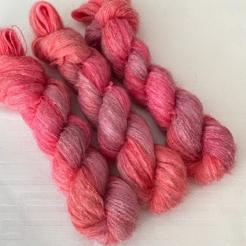 Handgefärbte Kidmohair mit Polyamid.