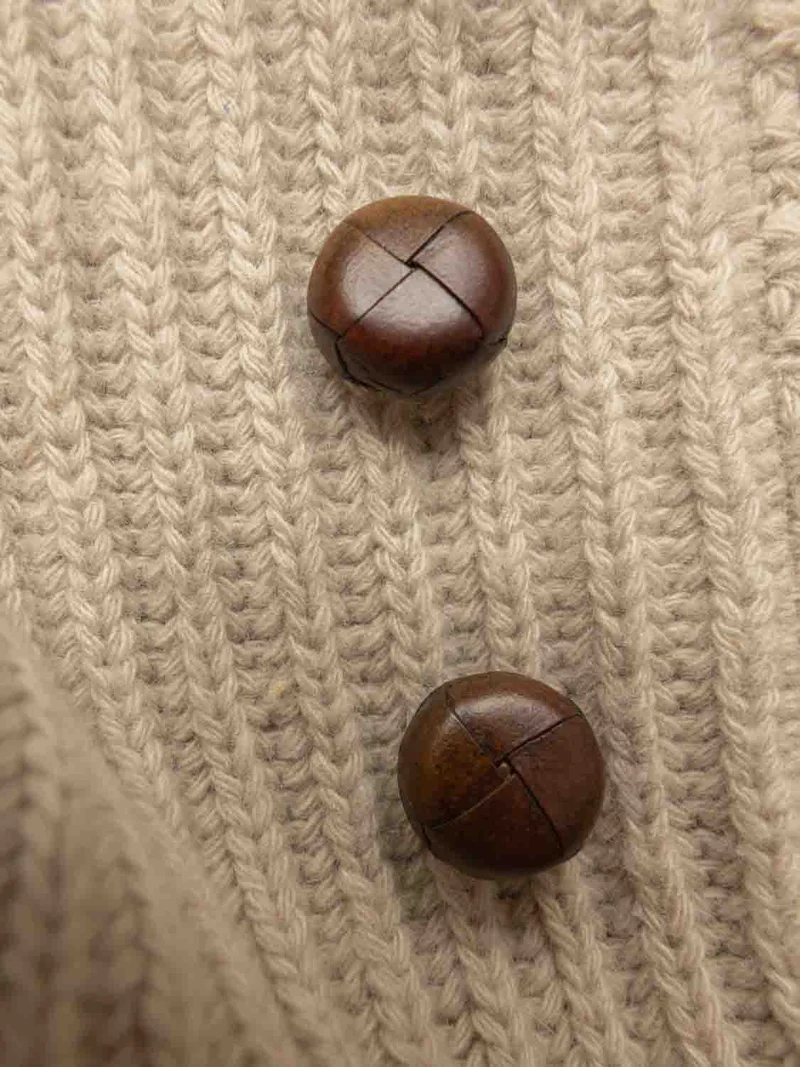 Klassische Lederknöpfe mit Öse braun 20 mm