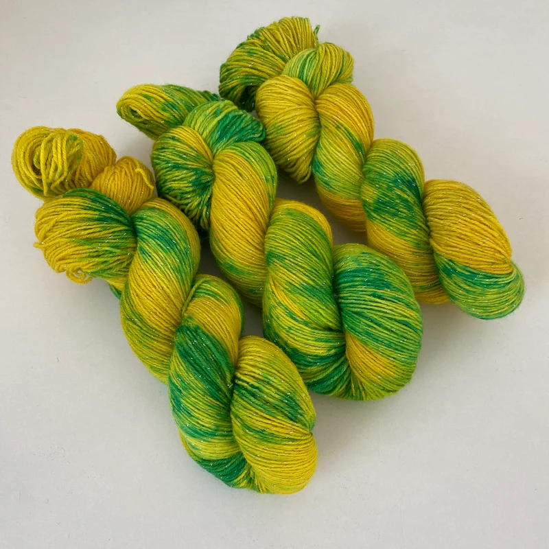 Handgefärbte Sockenwolle 4-fach mit Lurex.