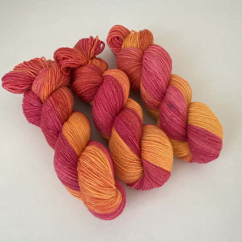 Handgefärbte Sockenwolle 4-fach mit Lurex.