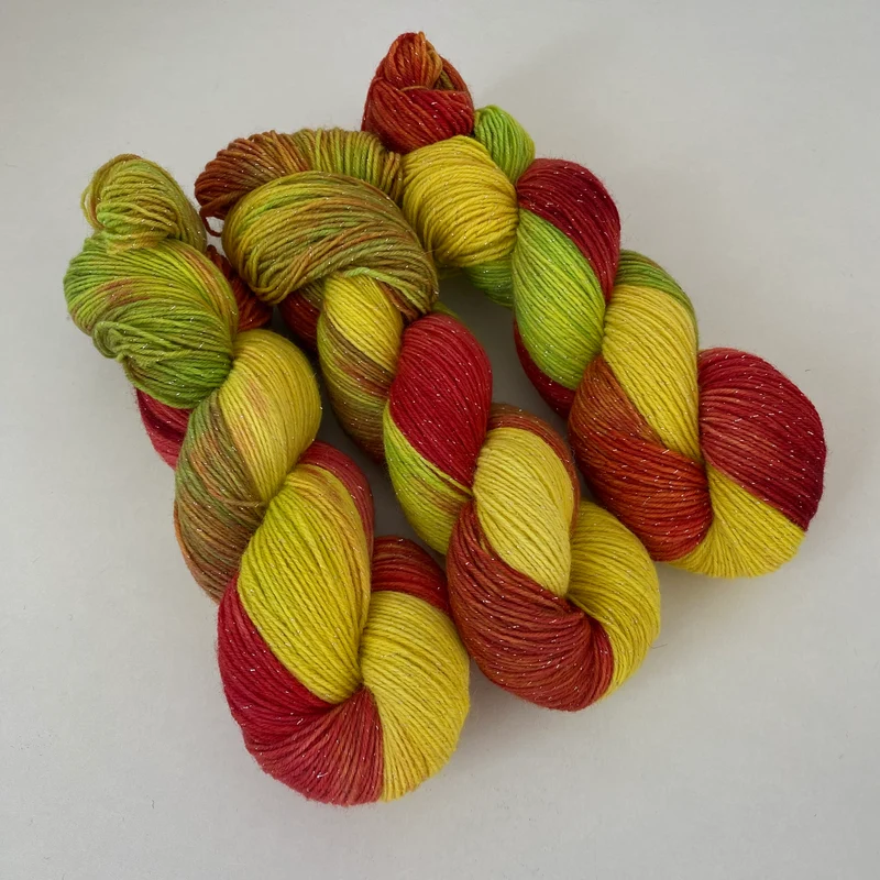 Handgefärbte Sockenwolle 4-fach mit Lurex.
