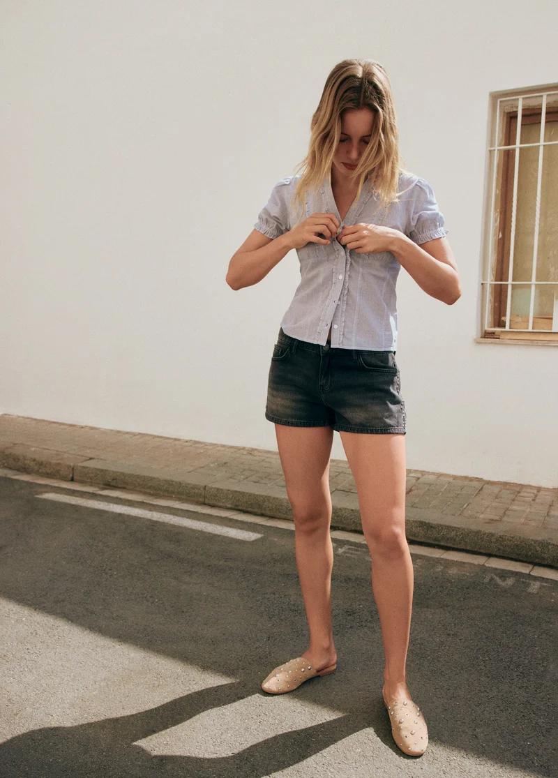 Shorts with side studs