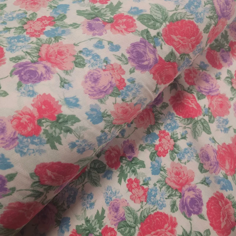 Viskosestoff mit Blumen Motiv