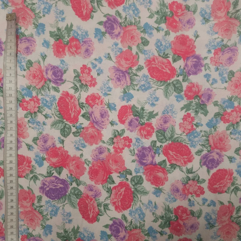 Viskosestoff mit Blumen Motiv