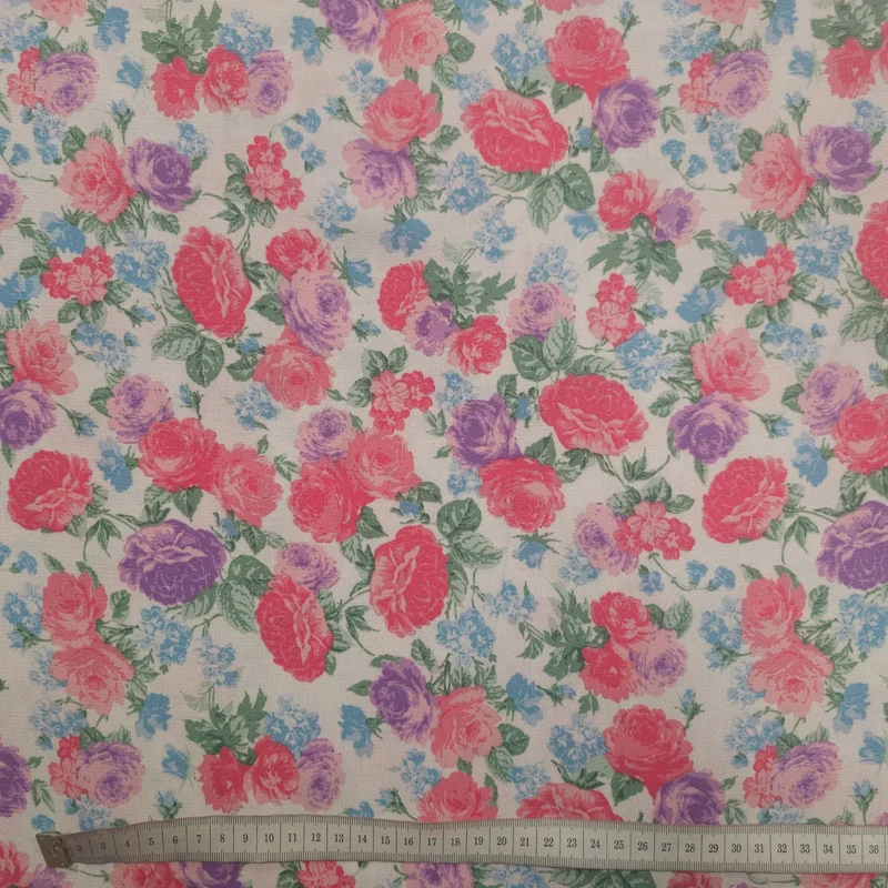 Viskosestoff mit Blumen Motiv