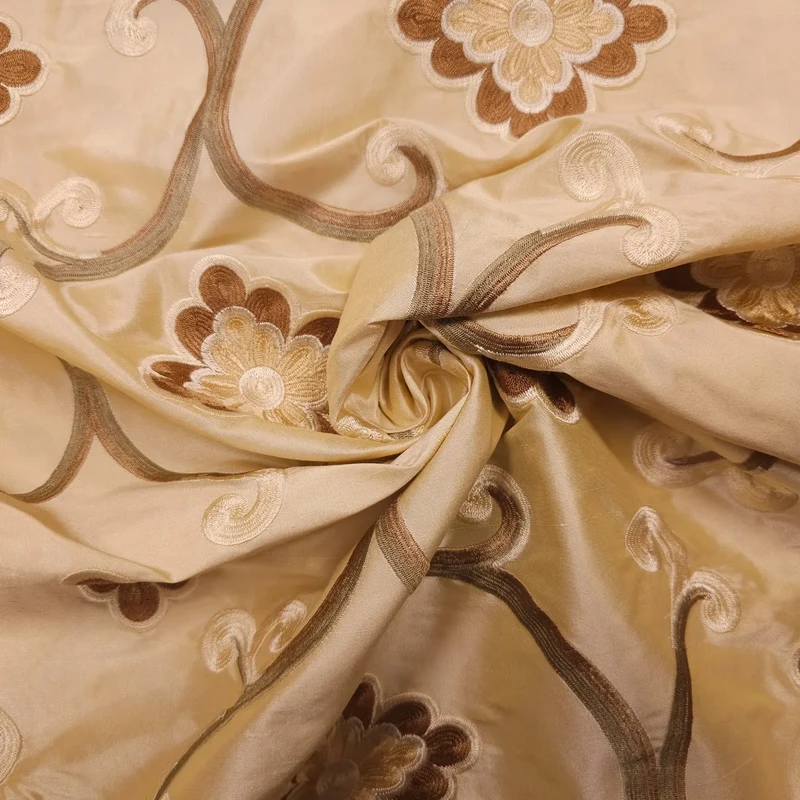 Dupionseide beige mit bestickten Blumen