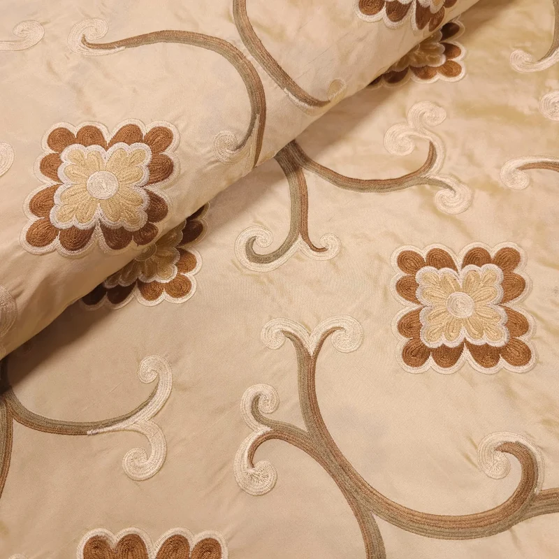 Dupionseide beige mit bestickten Blumen