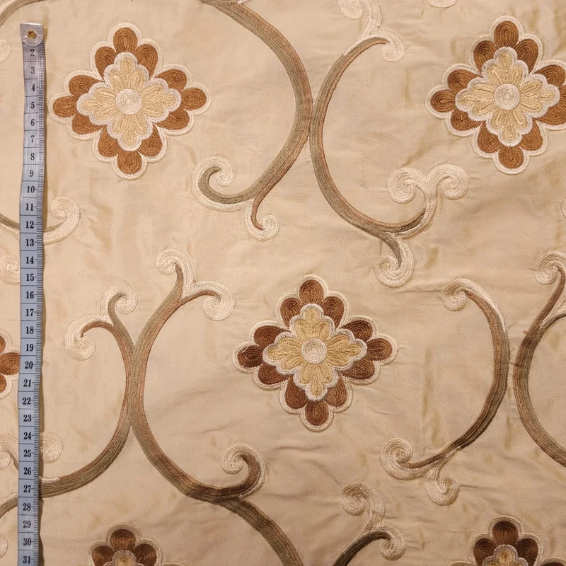 Dupionseide beige mit bestickten Blumen