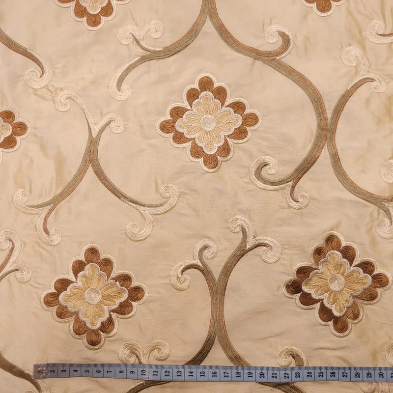 Dupionseide beige mit bestickten Blumen