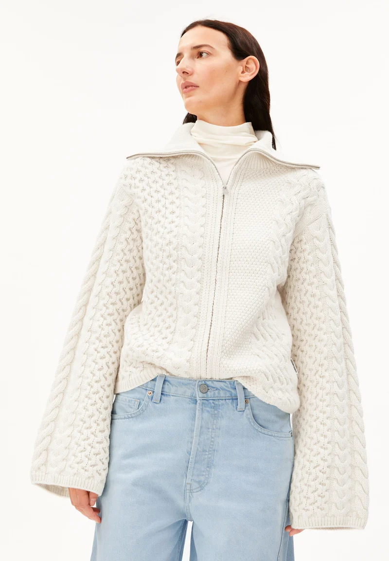 BAUMWOLL-WOLL CABLE STRICKJACKE