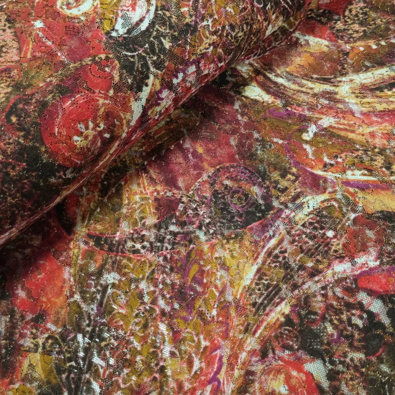 Spitze mit Paisleymuster und Goldschimmer