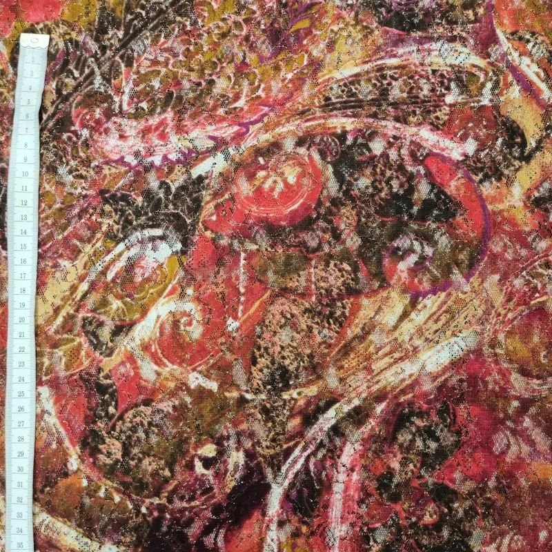 Spitze mit Paisleymuster und Goldschimmer