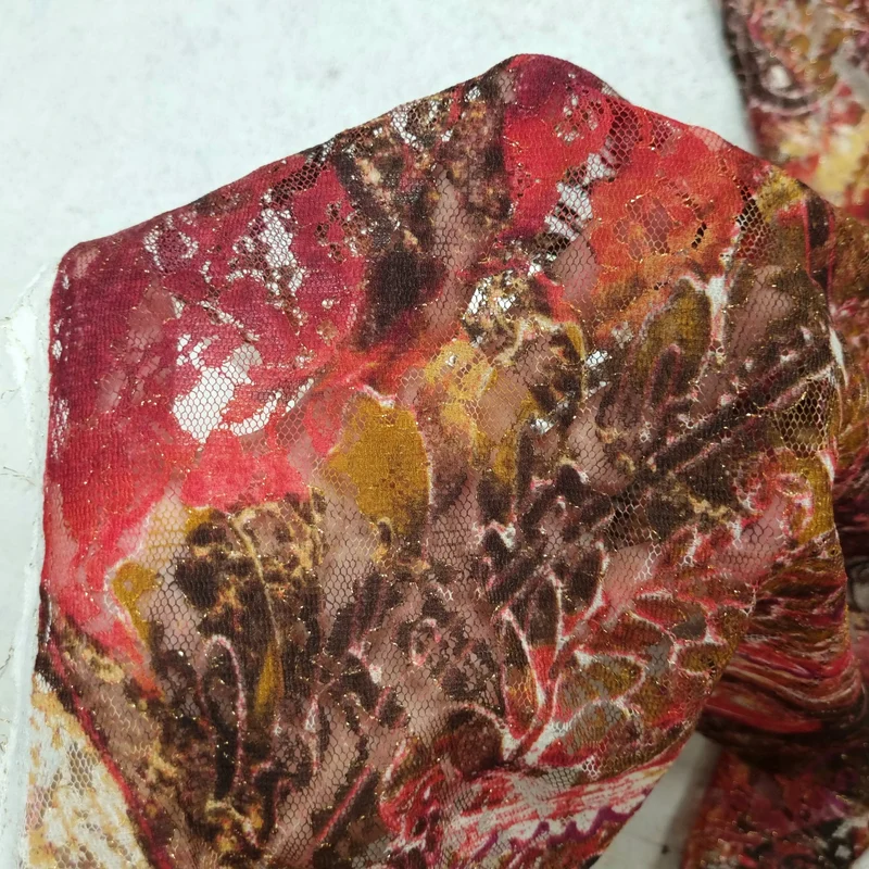 Spitze mit Paisleymuster und Goldschimmer