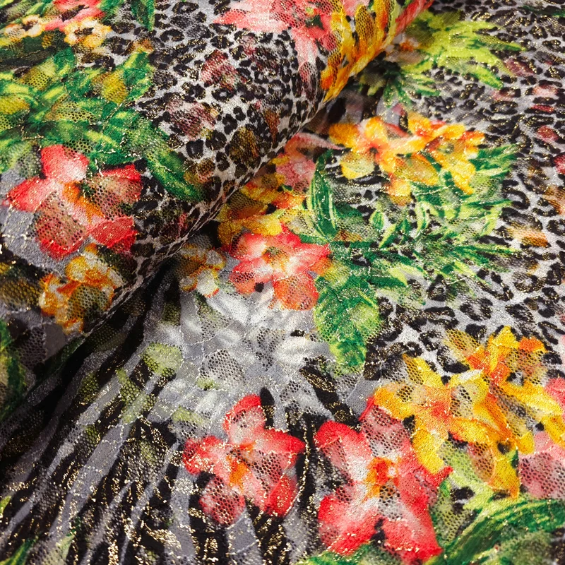Exotische Spitze mit Blumen und Tierfellmotiv - Goldschimmer