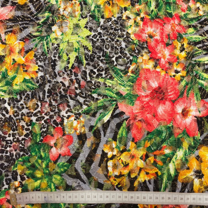 Exotische Spitze mit Blumen und Tierfellmotiv - Goldschimmer