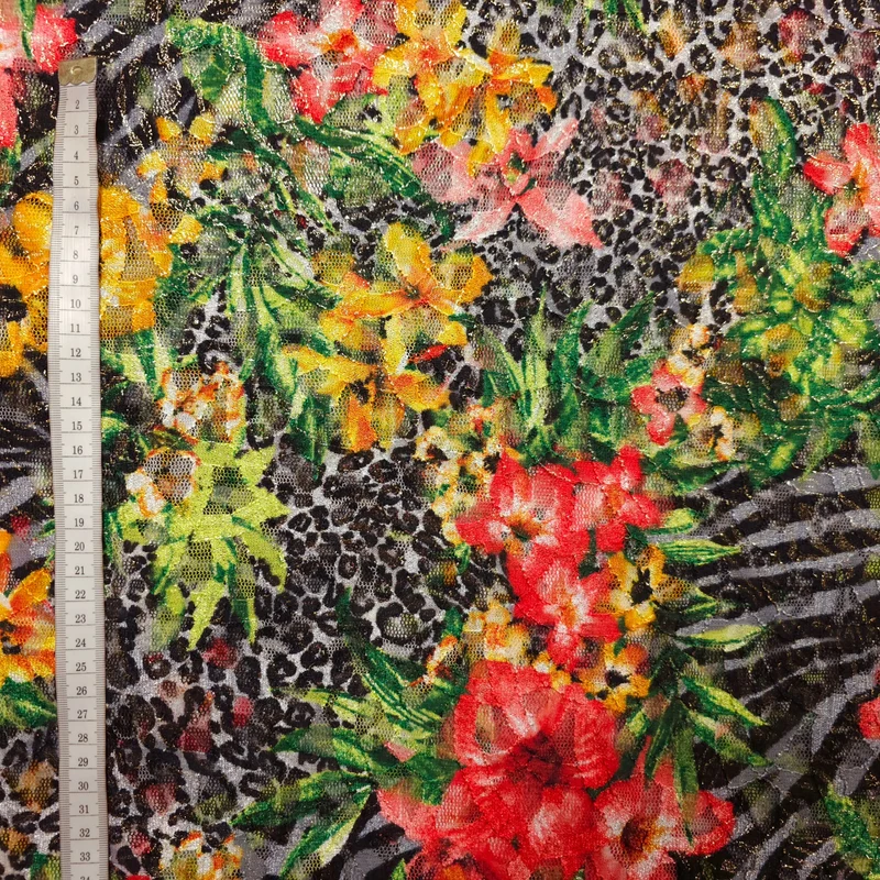 Exotische Spitze mit Blumen und Tierfellmotiv - Goldschimmer