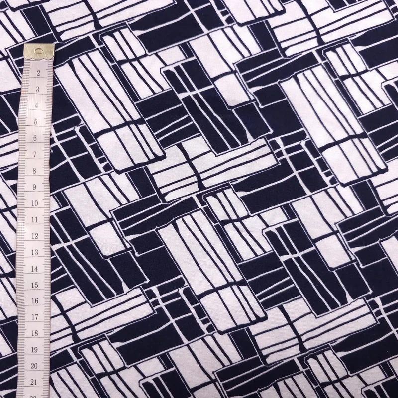 Viskosestoff mit geometrische Muster dunkelblau weiß