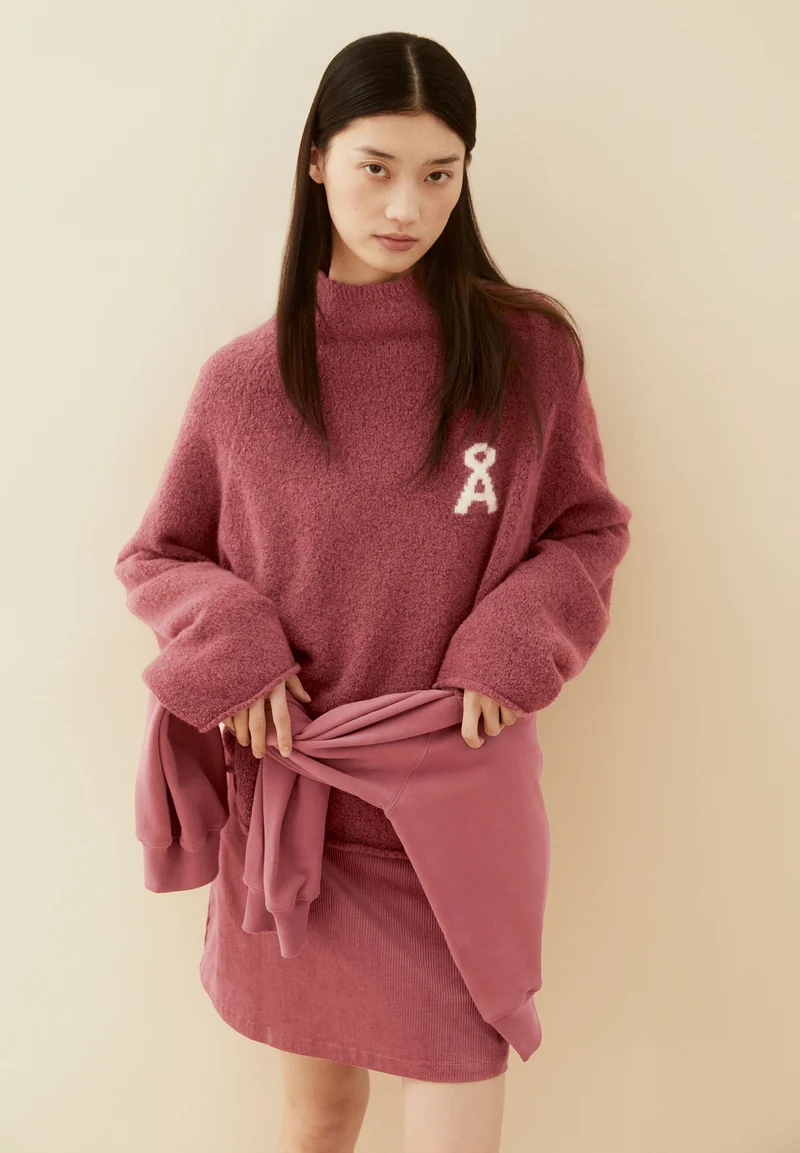 ICONIC Å BOUCLÉ-STRICKPULLOVER | velvet ember
