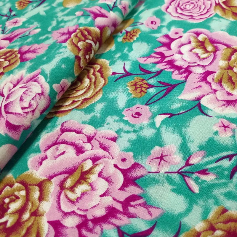 Viskosestoff mit Blumenmuster türkis