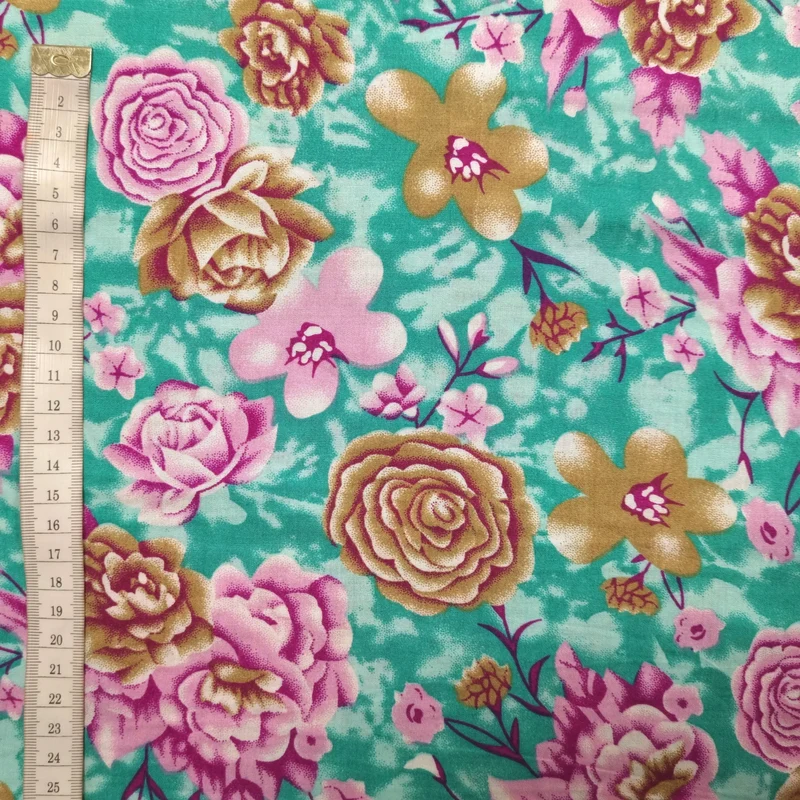 Viskosestoff mit Blumenmuster türkis
