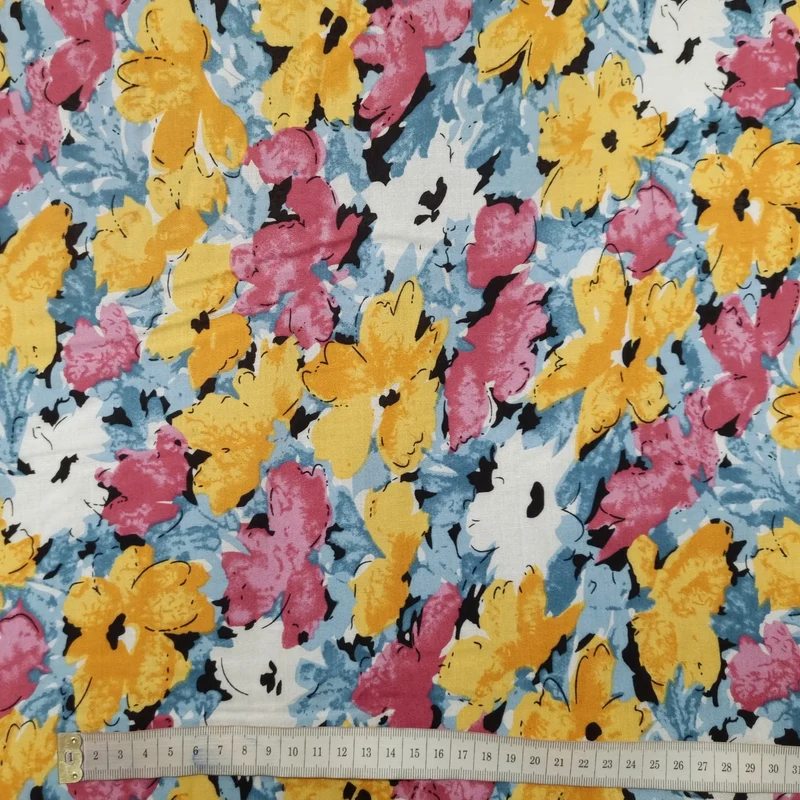 Viskosestoff mit Blumenmuster bunt