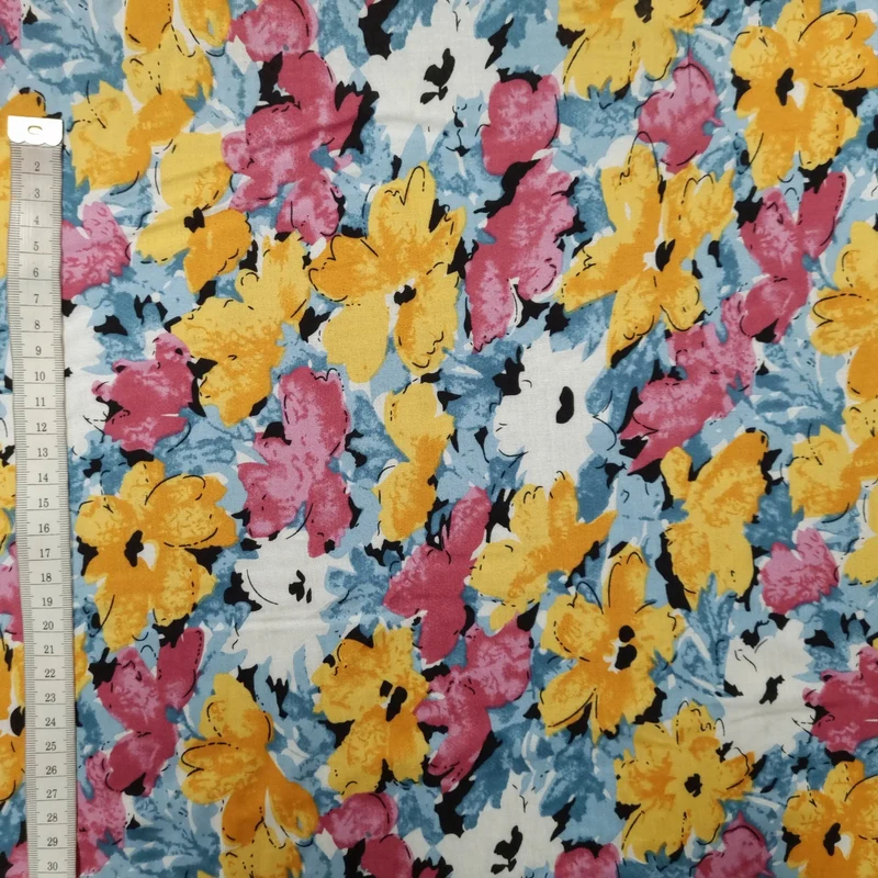 Viskosestoff mit Blumenmuster bunt