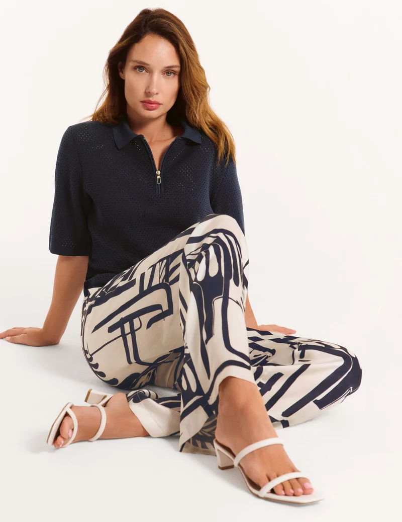 Stoffhose mit Graphic-Art-Print in Wide Fit
