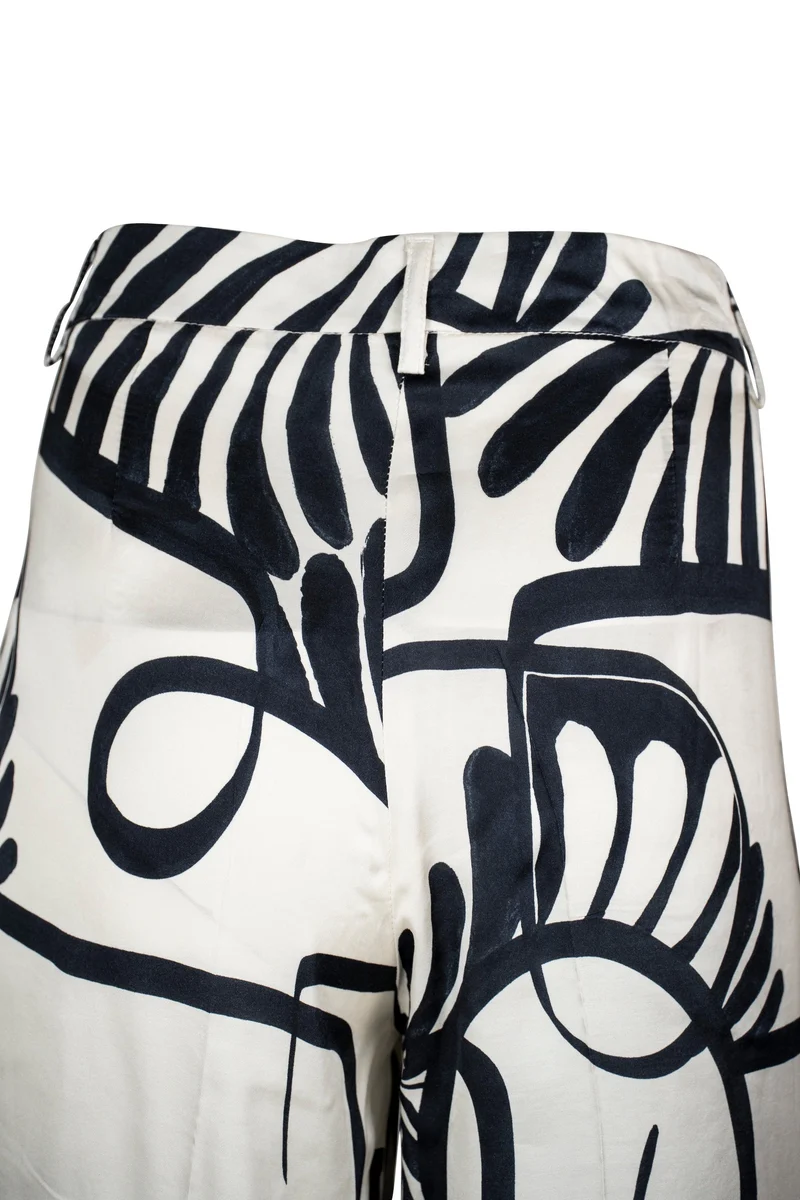 Stoffhose mit Graphic-Art-Print in Wide Fit