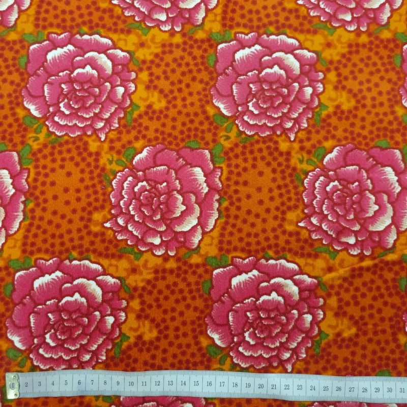 Feincord mit Blumenmotiv