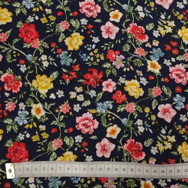 Viskosestoff mit Blumen Motiv dunkelblau