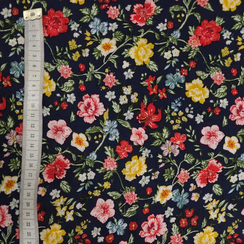 Viskosestoff mit Blumen Motiv dunkelblau