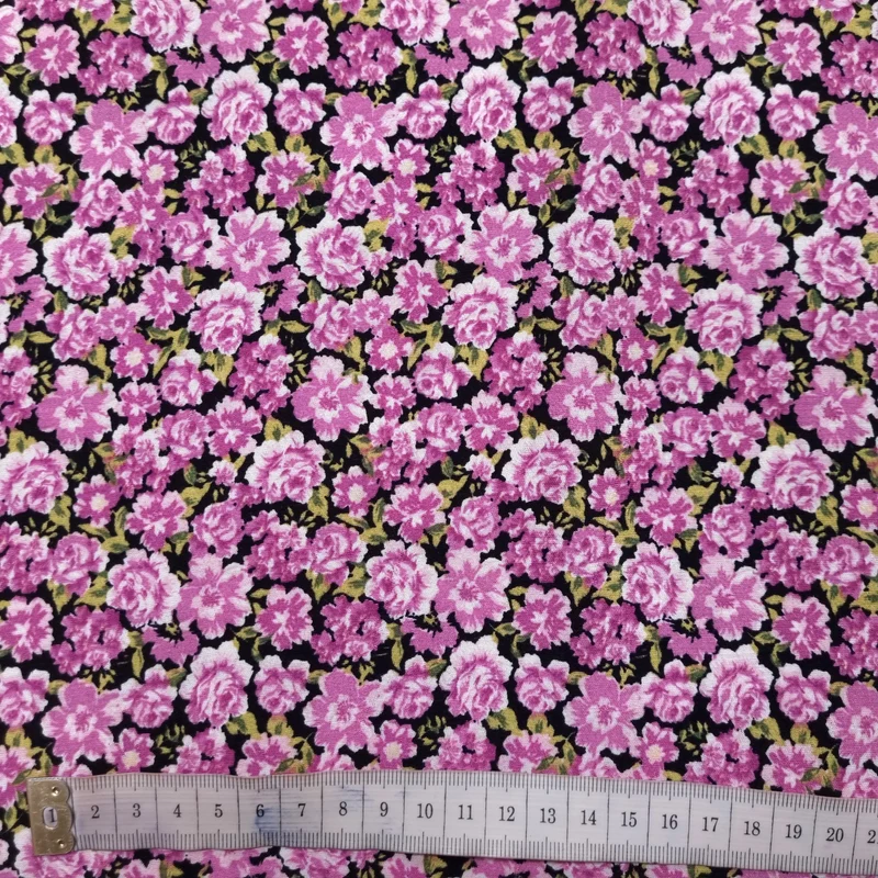 Viskosestoff mit Blumen Motiv pink