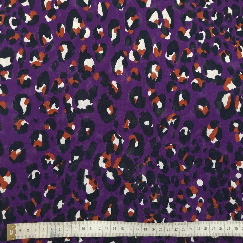 Viskosekrepp mit Tiermuster lila